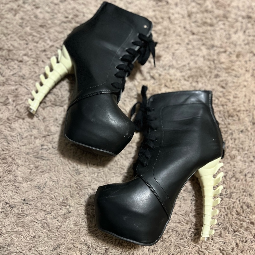 Spine heel heel boots size 8